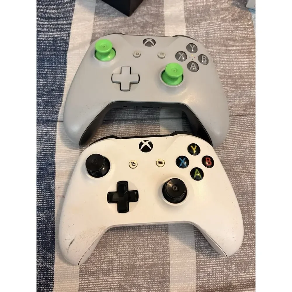 Xbox One Controllers SEE DESCRIPTION) ‼️Set Of 2‼️